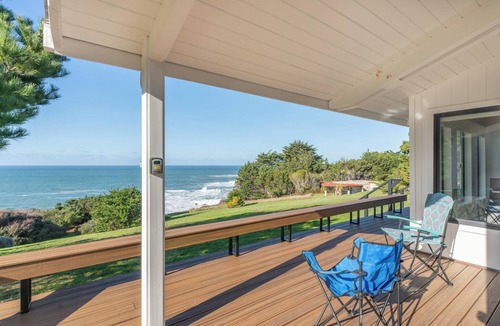 Albion House | Pacific Seascape - A serene coastal escape