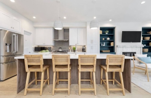 Townsite House | Pacific Villa - Ocean Views, Parking, AC, Fire Pit