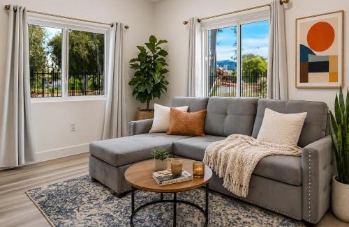 Wilshire House | Palm Breeze Escape