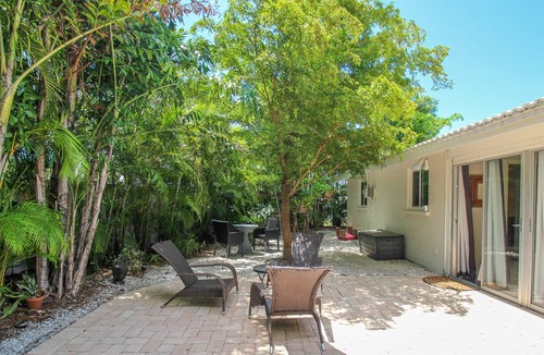 Gulf Gate Estates House | Palm Garden: Home Near Siesta Key