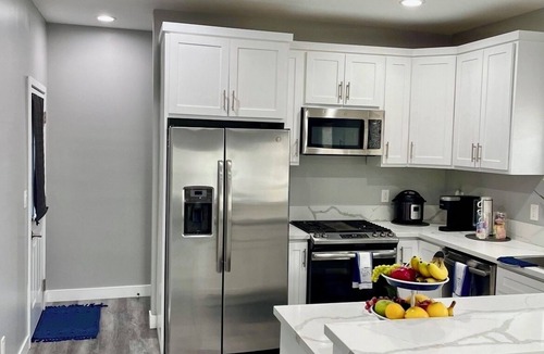 North Central House | Pasadena Retreat Walking Distance to Rose Bowl and Downtown.