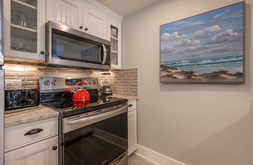 Baytowne Wharf Condo | Patio ~ Fully Equipped Kitchen ~ Community Pool