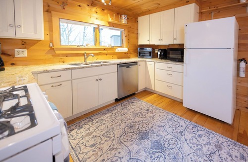 Lincolnville Cottage | Peaceful 2-bedroom cottage in charming Lincolnville, near lake, winery & Camden