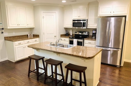 Dothan House | Peaceful 3BR/2BA Hidden Lake Home Near ACOM w/WiFi