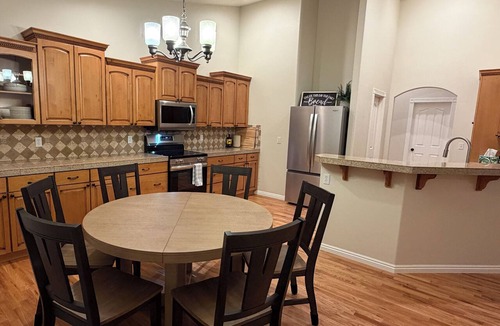 Meridian House | Peaceful 3BR Single Story Retreat Near The Village & Downtown Meridian