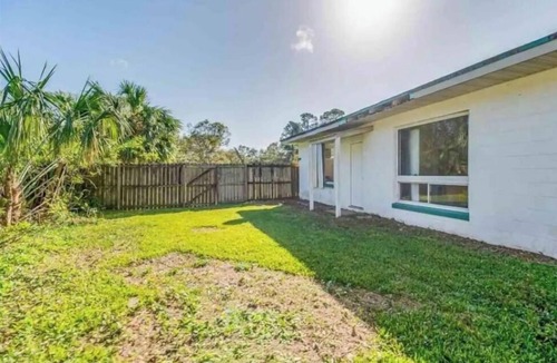 West Pensacola House | Pensacola House 3br/2ba Eaton Place. Ping Pong Table. Pet-Friendly fenced yard