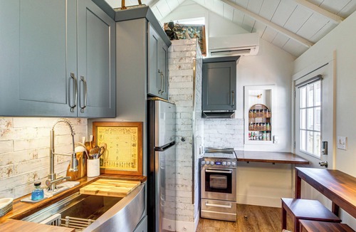 East Hill House | Pensacola Tiny House < 1 Mi to Bayview Park!