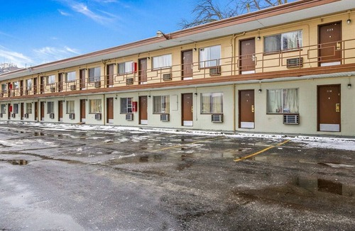 Peoria Apartment | Peoria IL | King Bed