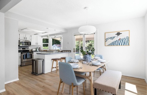 West Valley House | Perfect for Families & Pets, Garage Parking, Stylish Renovation, Sleeps 10