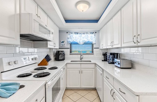 Navarre Beach Condo | Perrydise Beautifully Updated Condo Beach Service