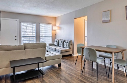 Sweet Auburn Historic District Apartment | Pet Friendly 2BR, Sleeps 4, near Sweet Auburn Market