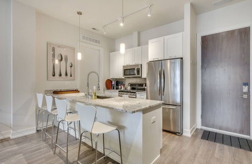 Sheridan Park House | Pet Friendly! Can You Smell the Popcorn and Peanuts? One Mile from Wrigley Field and Room for All the Super Fans! by RedAwning