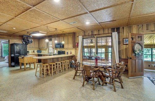 Ruffin House | Pet-Friendly Ehrhardt Home w/Private Pond & Yard!