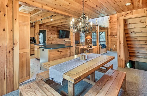Jim Thorpe Cabin | Pet-Friendly Poconos Cabin: Deck & Fire Pit!
