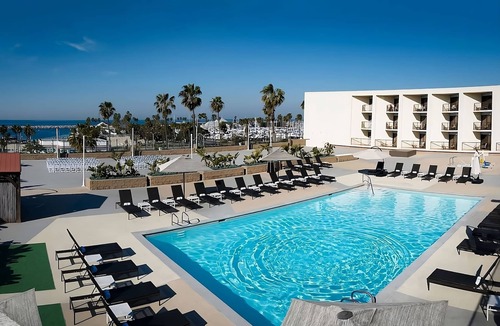 South Redondo Hotel | Pet-Friendly Redondo Beach Getaway! Balcony & Near Clark Stadium