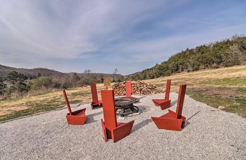 Mountain View Apartment | Pet-Friendly Studio w/Loft & Mountain Views!