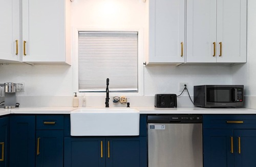 Alamitos Beach House | Pet Friendly, Walk to Beach, Sleep 8, World Cup