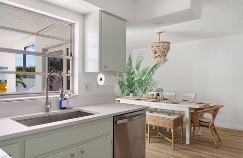 Whitfield House | Pink Palm Sarasota! Heated Pool, Mini Golf & Games