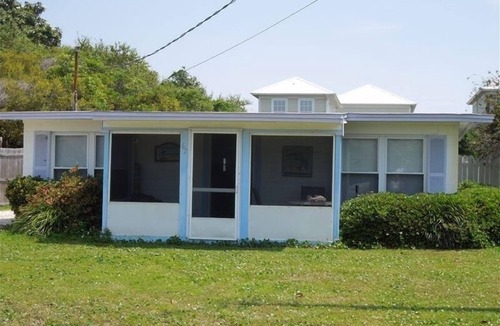 Crystal Beach Cottage | Pompano Paradise, Sleeps 6 Pet Friendly, Steps to the Beach