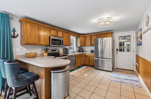 Lewiston House | Pool, Dream Home Gym, TV+Desk in Each Room, 85" TV, Games, 2 BKB Hoops, Fire Pit