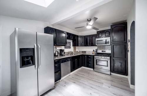 Sherman Oaks House | Pool!Sleep 10,central area. Free parking. Game room. Laundry. Gated.