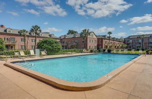 Southbank Condo | Poolside Fun! Waterfront Gem Near San Marco Square