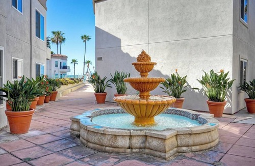 Townsite Condo | Premium Beachfront Stay Ground Floor, 2 Parking Spots, Community Jacuzzi EV Charging