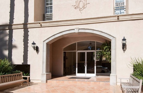 West Los Angeles Apartment | Prime Brentwood Studio w/Gym, Pool near UCLA, San Vicente by Blueground