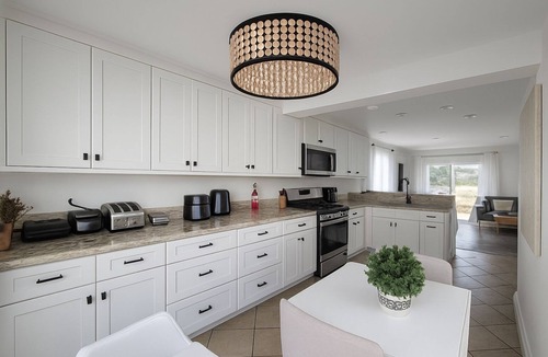 Laguna Hills Condo | Prime Location! 3BR, 10 Min to Beach, 5 Min to Irvine – Walk to Pool & Courts