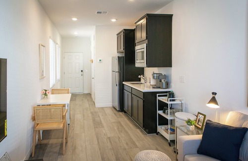 Spring Valley House | Private Entrance | 1-Bed Guesthouse | Tesla Rental | Sofa Bed | Kitchenette|