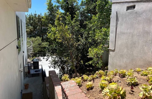 Hollywood Hills West House | Private Guest House - Top of Hollywood Hills