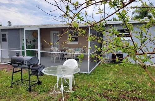 Warm Mineral Springs House | Purple dream in Warm Mineral Spring