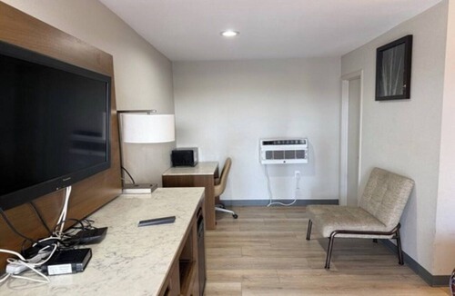 Lincoln Acres Apartment | Queen Bed Non-Smoking