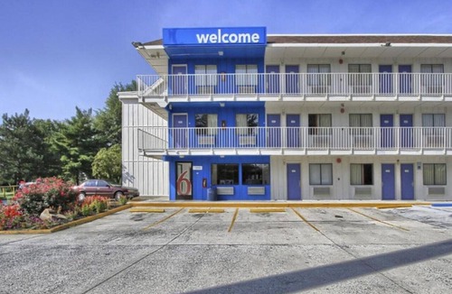 Camp Hill Apartment | Queen Bed|Non-Smoking