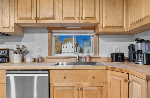 Pittsfield House | Quiet Maine Retreat- Fast Wi-Fi - Long Stays Welcome- close to I95