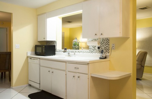 Venice Gardens House | Quiet pool house on a lake - 7 min. from beach