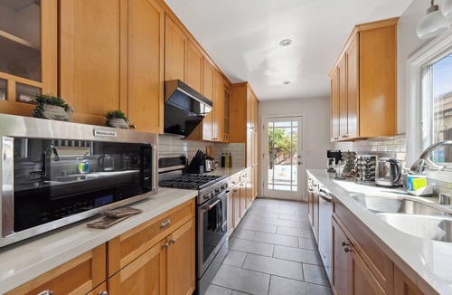 West Los Angeles House | Quiet Retreat by Santa Monica: Beach and Airport 10 minutes away
