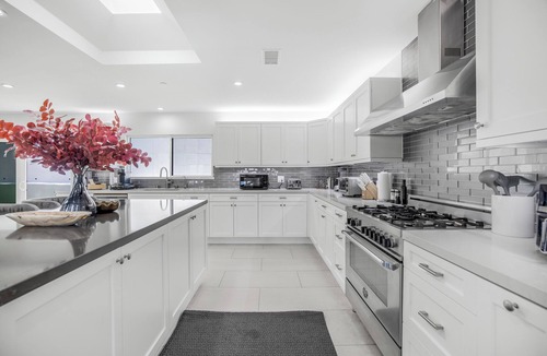 Tarzana House | Rancho Haven - Valley Hideaway Retreat with Private Yard
