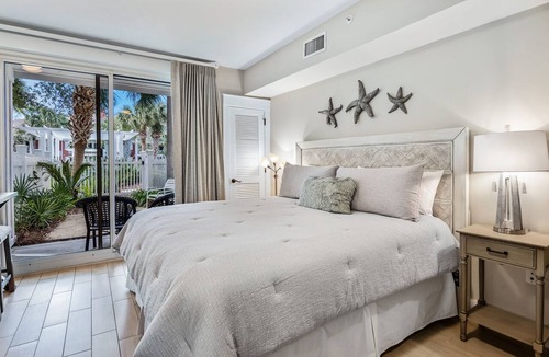 Baytowne Wharf Condo | RARE Poolside Studio at Baytowne Wharf! Walk out to Pool, Hot Tub, Beach Tram