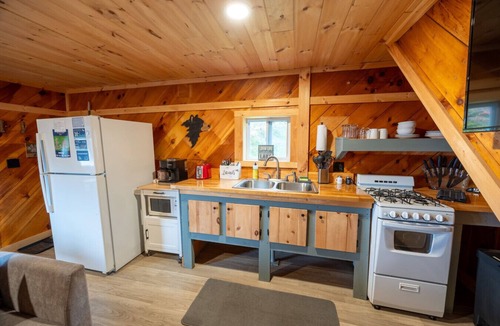 Northeast Somerset Cabin | Rebecca - Cabin 1 · Lawrence`s Lakeside Cabins | `Rebecca` Charming Studio Cabin