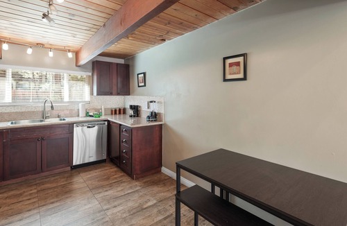 Big Bear House | Redwood Elegance -Floor to ceiling windows! Couples, Smart TV, Views, Deck