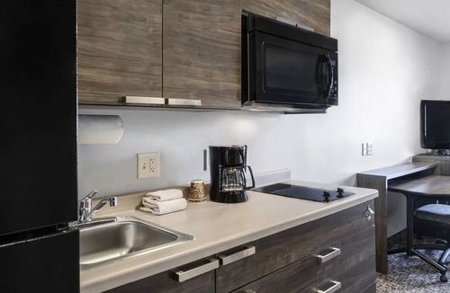 Seven Hills House | Relax in 2 Spacious Rooms w/Full Kitchen Near Lion Habitat Ranch Inc