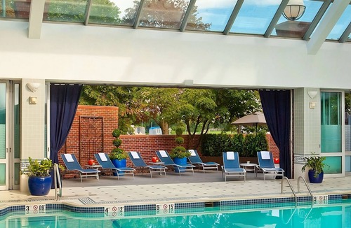 East Cambridge Hotel | Relax In Comfortable King Size Bed w/Onsite Pool