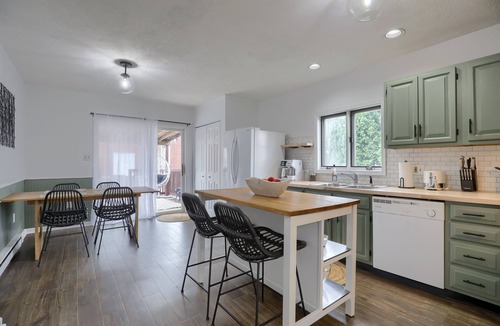 Ephrata House | Relaxing Retreat - Yard, Fire Pit + Parking