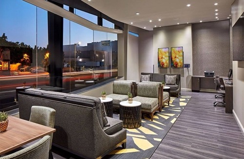 Beverly Grove Hotel | Relaxing Stay Minutes Away from The Grove - Wine & Cheese Hour