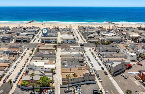 West Newport House | Remodeled 7Br Duplex Near Beach, Shops, And Dining By Beachview Rentals
