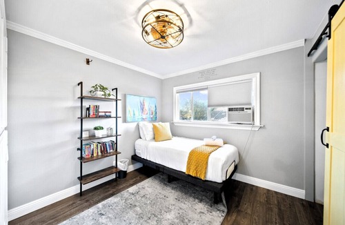 Tustin House | Retreat: Disney★Pools★Hot Tub★Gardens★Pergola★Games★BBQ