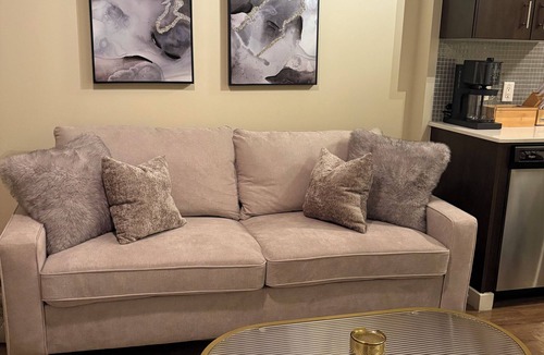 Mid-Wilshire Apartment | Retreat like a LA local in our vibrantly sleek and refined space.