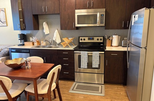 Mid-Wilshire Apartment | Retreat like a LA local in our vibrantly sleek and refined space.