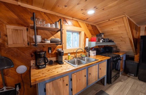 Northeast Somerset Cabin | Ripple - Cabin 3 · Lawrence`s Lakeside Cabins | Kayaks and Arcade Game